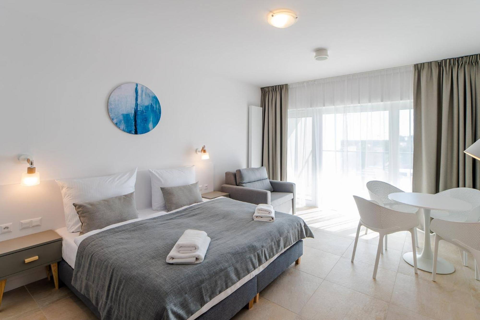 Aquamarina Prima By The By Renters *